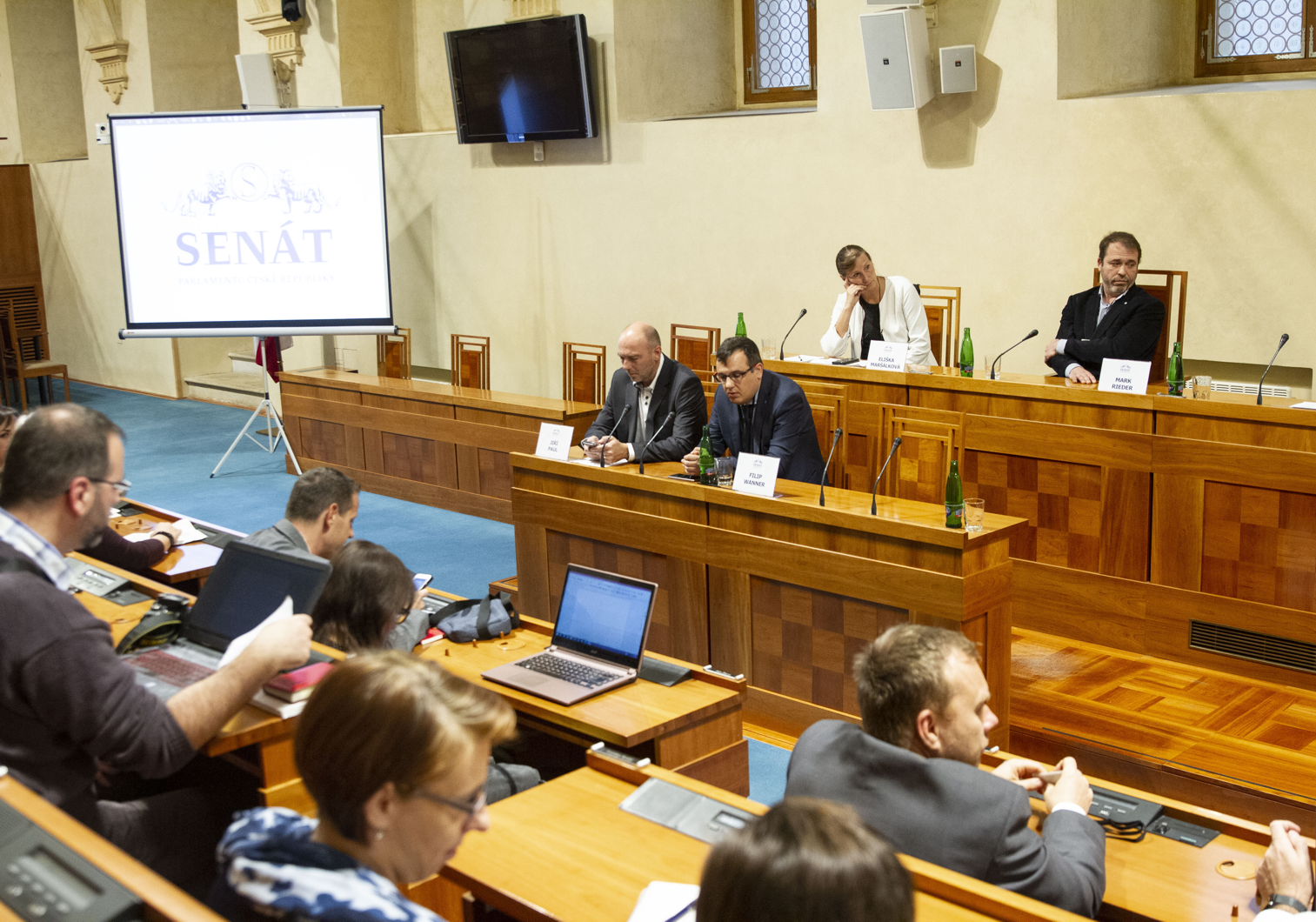 Foto: archiv Kanceláře Senátu. Seminář Pitná voda pro 3. tisíciletí. Foto: archiv Kanceláře Senátu. Seminář Pitná voda pro 3. tisíciletí.