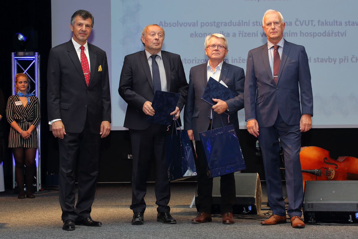 Předání ocenění Čestný člen SOVAK ČR na konferenci Provoz vodovodů a kanalizací 2019 Předání ocenění Čestný člen SOVAK ČR na konferenci Provoz vodovodů a kanalizací 2019