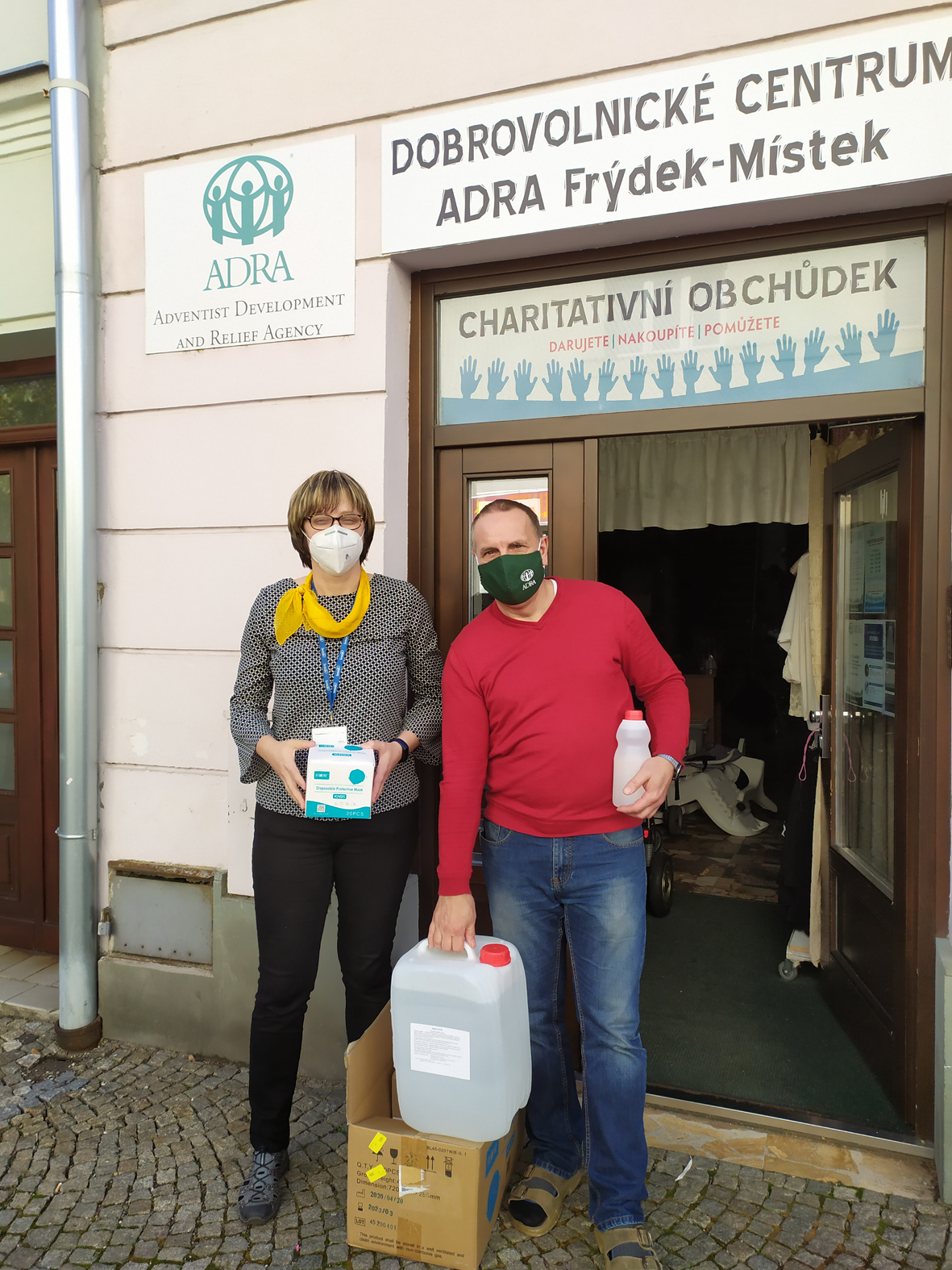 Květa Przywarová, ADRA, a Stanislav Staněk, vedoucí Dobrovolnického centra ADRA ve Frýdku-Místku Květa Przywarová, ADRA, a Stanislav Staněk, vedoucí Dobrovolnického centra ADRA ve Frýdku-Místku