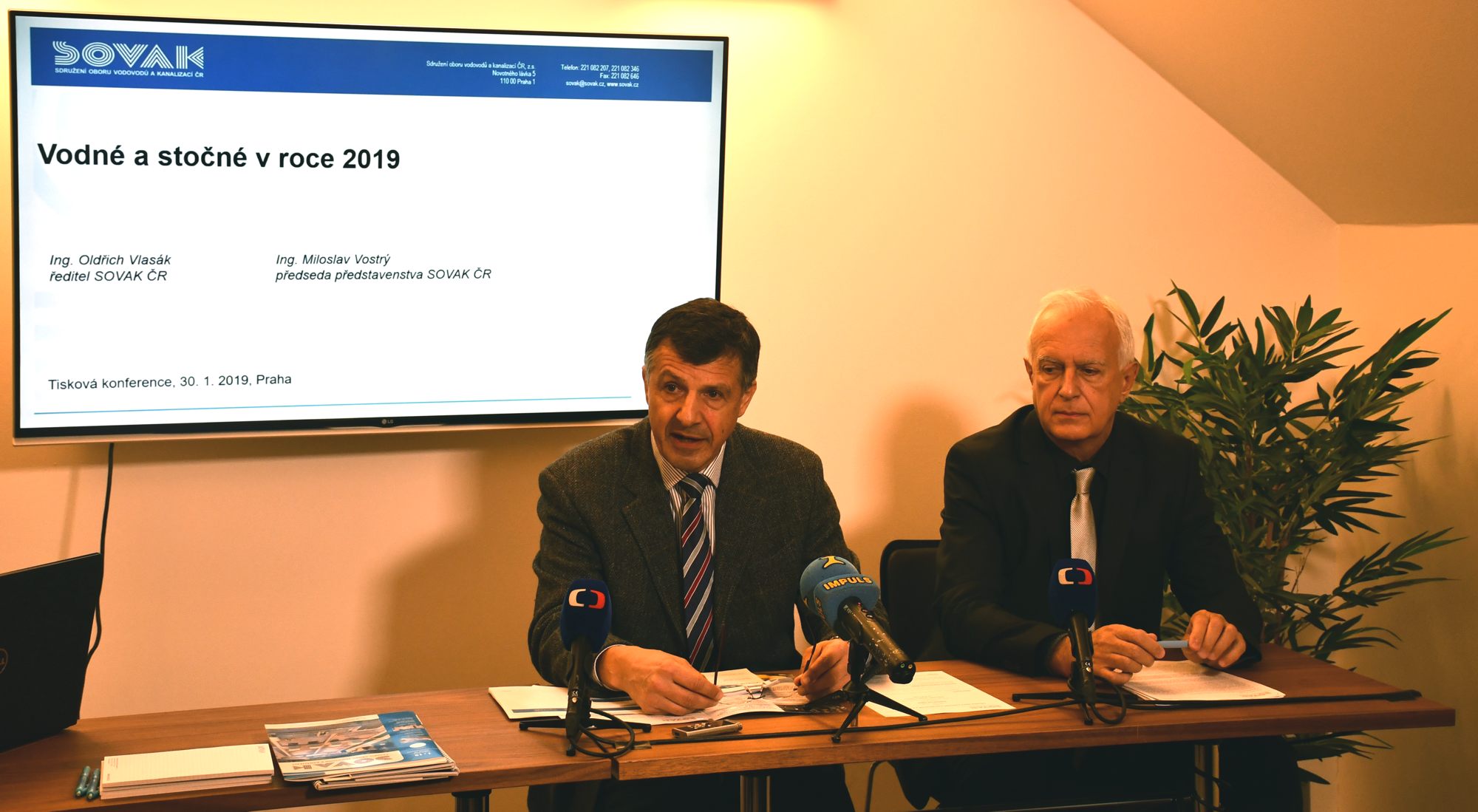 Předseda představenstva SOVAK ČR Ing. Miloslav Vostrý a ředitel SOVAK ČR Ing. Oldřich Vlasák na tiskové konferenci Posezení nad vodou. Předseda představenstva SOVAK ČR Ing. Miloslav Vostrý a ředitel SOVAK ČR Ing. Oldřich Vlasák na tiskové konferenci Posezení nad vodou.