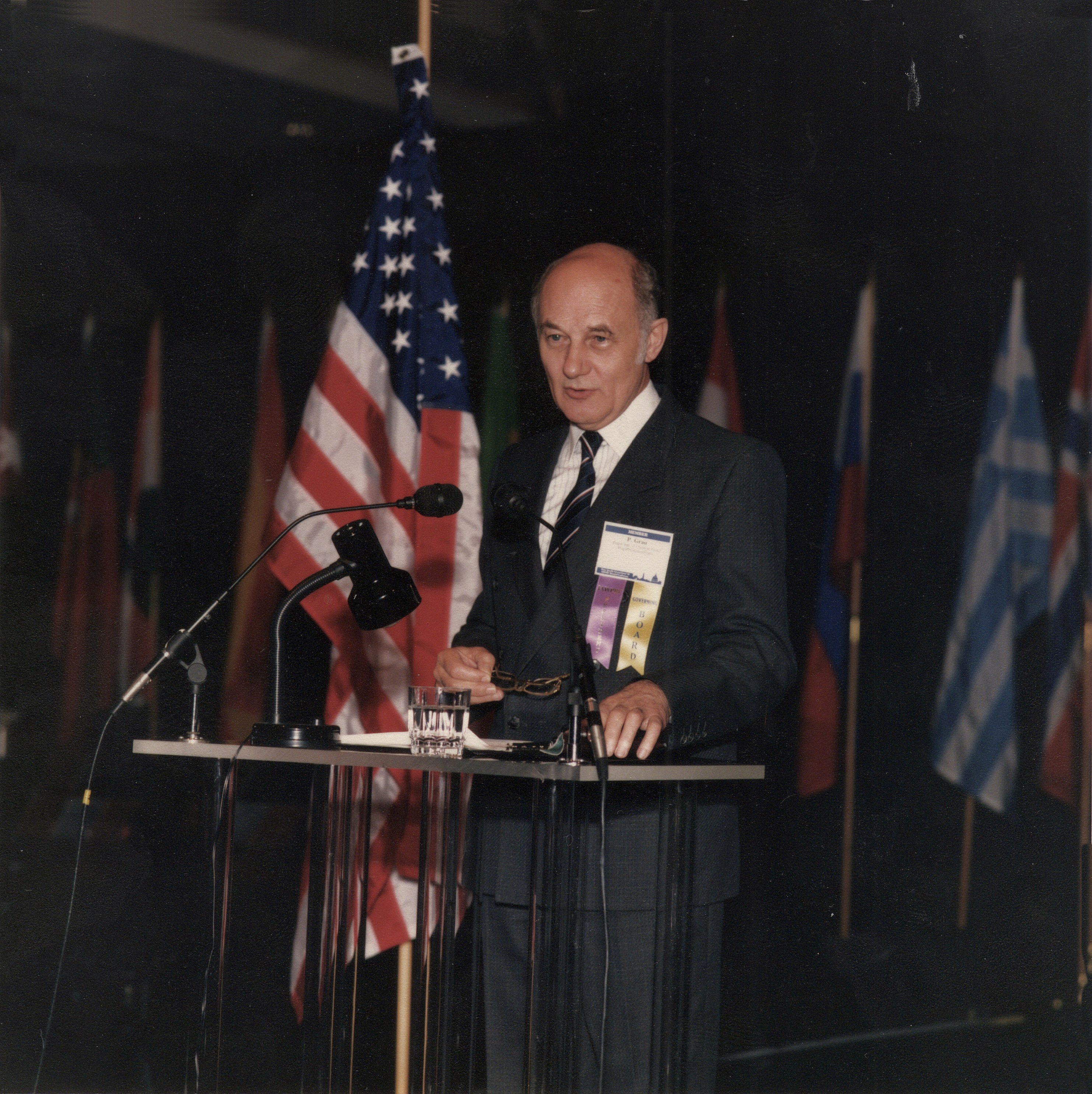 Prezident IAWQ zahajuje bienální konferenci ve Washingtonu, DC, 1992