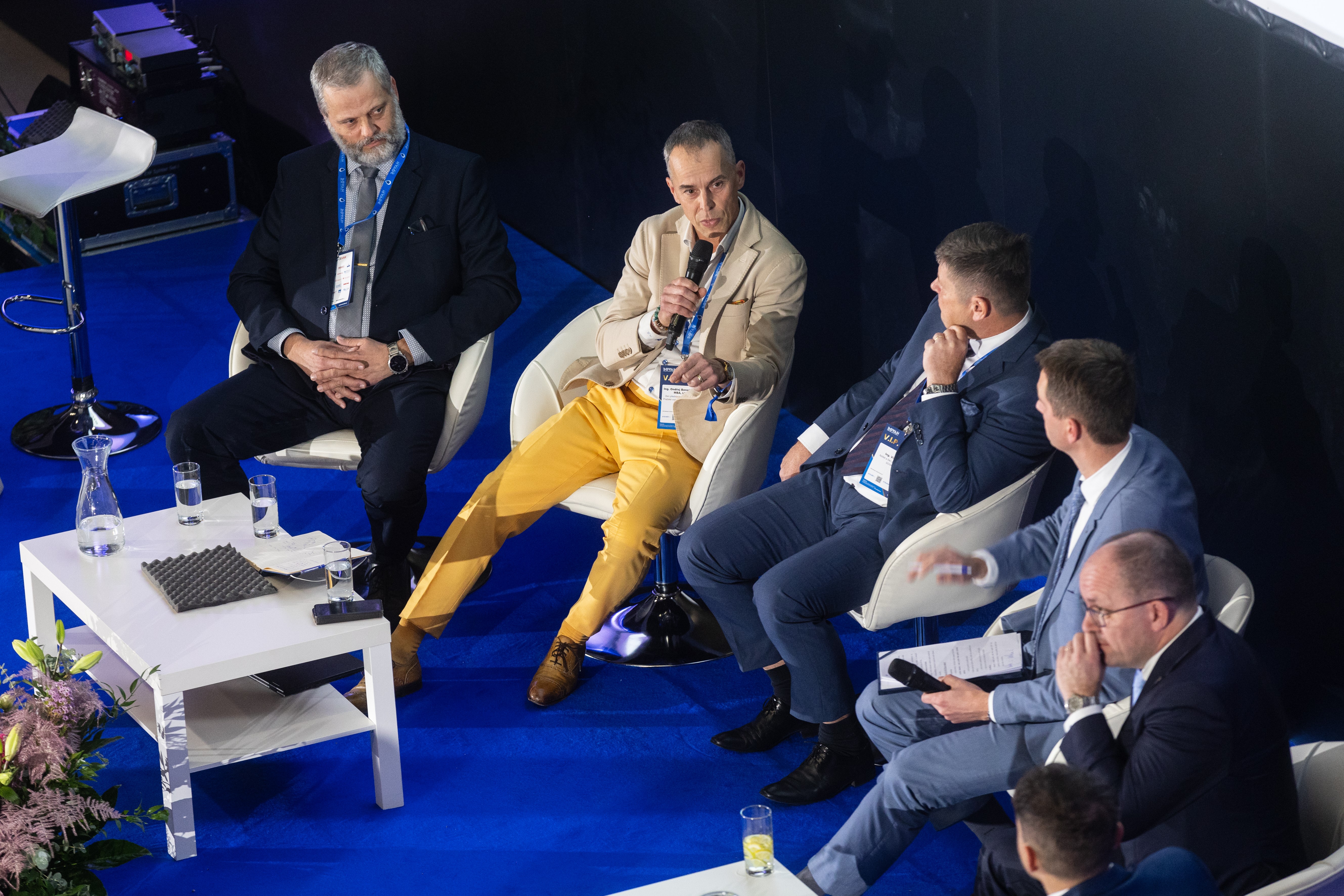 Diskuzní stůl s regulátory na konferenci Provoz vodovodů a kanalizací 2024