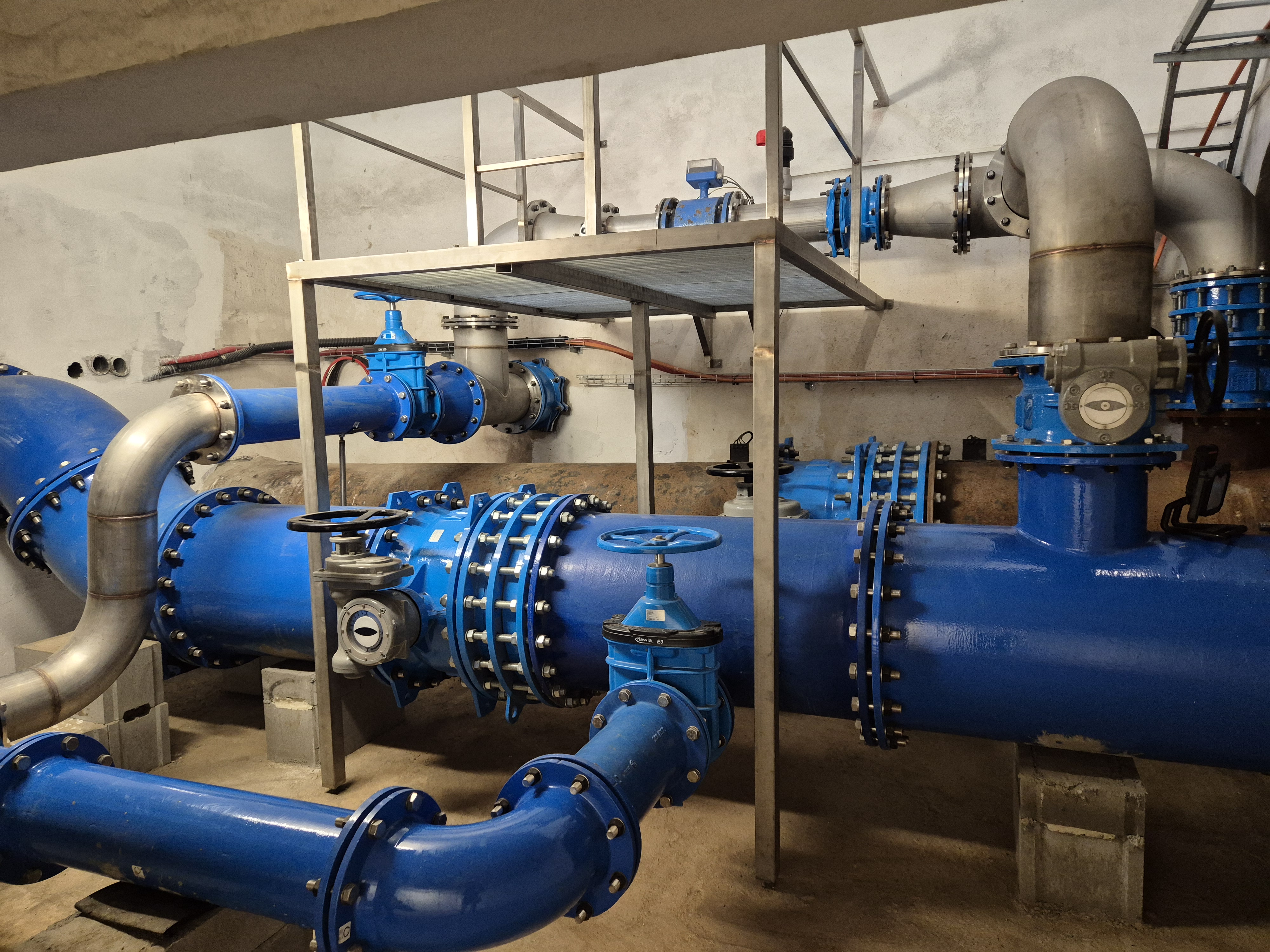 Napojení vodovodního řadu u vodojemu na Sokolském vrchu