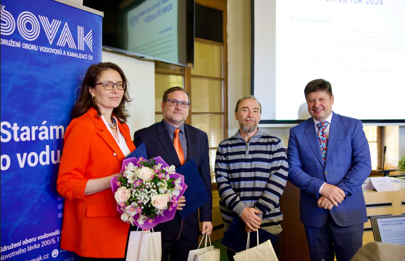 Výroční cenu ředitele převzali (zleva) Ing. Martina Zemanová, Ing. Stanislav Váňa, Ph.D., a Ing. Tomáš Hloušek 