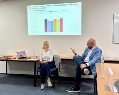 Seminář „Strategie, která dodává energii firmám i zaměstnancům“ vedla Radka Dohnalová za asistence Pavla Válka