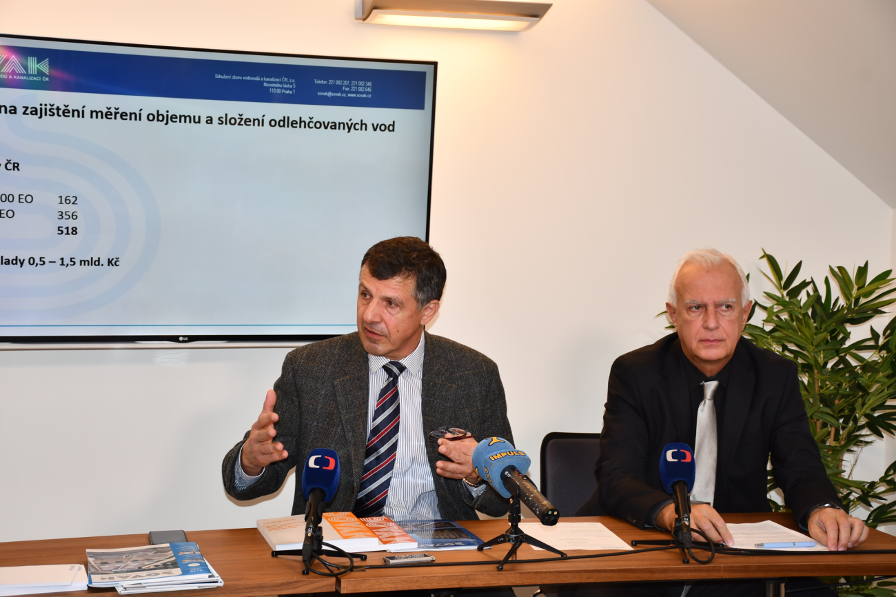 Ing. Oldřich Vlasák, ředitel SOVAK ČR a Ing. Miloslav Vostrý, předseda představenstva SOVAK ČR na tiskové konferenci Posezení nad vodou.