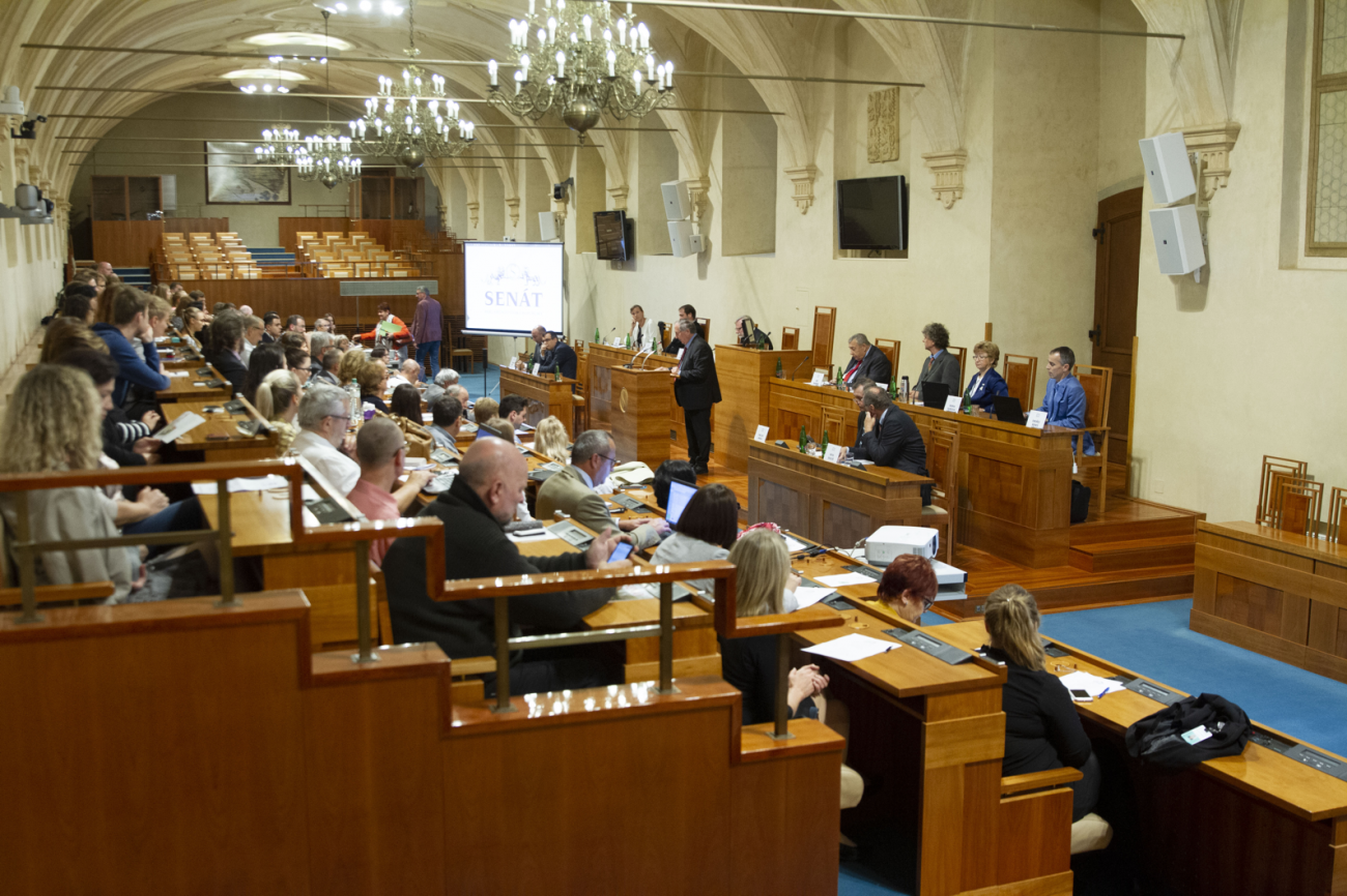 Foto: archiv Kanceláře Senátu. Seminář Pitná voda pro 3. tisíciletí. Foto: archiv Kanceláře Senátu. Seminář Pitná voda pro 3. tisíciletí.