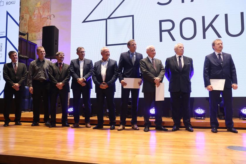 Zdroj archiv Nadace ABF: Ocenění Nové vodní linky pražské ÚČOV v přehlídce Stavba roku 2019 – Ing. Z. Burda (SMP CZ), Ing. T. Záruba (SMP CZ), Ing. P. Kuba (SWECO HYDROPROJEKT) Ing. J Freudl (SMP CZ), Ing. J. Bažata (SMP CZ), Ing. J. Potůček (HOPCHTIEF CZ), Ing. J. Rosický (PVS), Ing. K. Prajer (OI HMP), Ing. M. Doksanský (SMP CZ) Zdroj archiv Nadace ABF: Ocenění Nové vodní linky pražské ÚČOV v přehlídce Stavba roku 2019 – Ing. Z. Burda (SMP CZ), Ing. T. Záruba (SMP CZ), Ing. P. Kuba (SWECO HYDROPROJEKT) Ing. J Freudl (SMP CZ), Ing. J. Bažata (SMP CZ), Ing. J. Potůček (HOPCHTIEF CZ), Ing. J. Rosický (PVS), Ing. K. Prajer (OI HMP), Ing. M. Doksanský (SMP CZ)