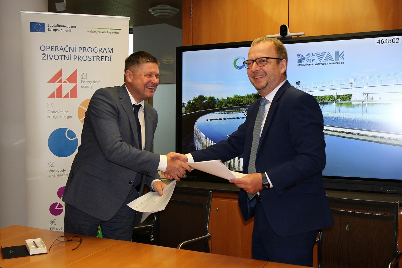 SFŽP ČR a SOVAK ČR stvrdily spolupráci podpisem memoranda. Foto: Nina Havlová SFŽP ČR a SOVAK ČR stvrdily spolupráci podpisem memoranda. Foto: Nina Havlová