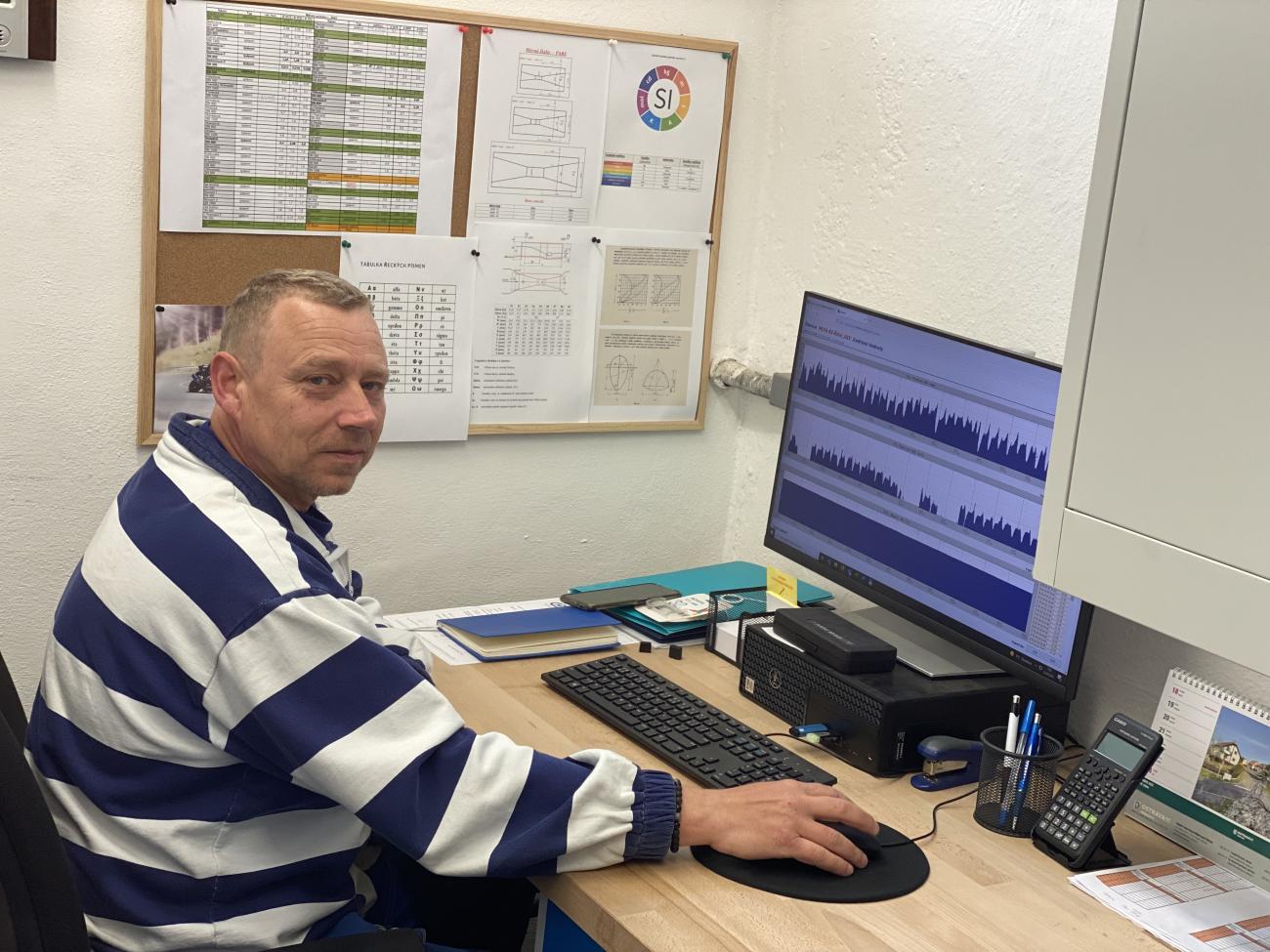 Zaměstnanec společnosti Ostravské vodárny a kanalizace a.s. (OVAK) Jiří Krakovský získal v roce 2022 certifikaci odborné způsobilosti k výkonu funkce úředního měřiče v oboru měření průtoku. 