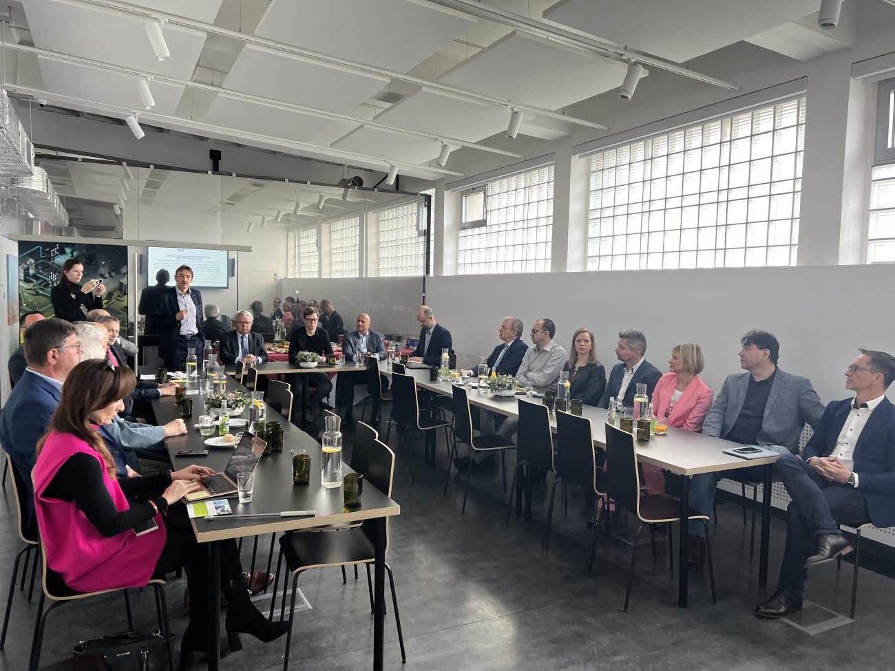 Akce v sídle hradeckých vodáren akce pořádaná pod záštitou představitelů vodárenských společností u příležitosti Světového dne vody, zdroj: archiv Královéhradecká provozní, a.s. Akce v sídle hradeckých vodáren akce pořádaná pod záštitou představitelů vodárenských společností u příležitosti Světového dne vody, zdroj: archiv Královéhradecká provozní, a.s.