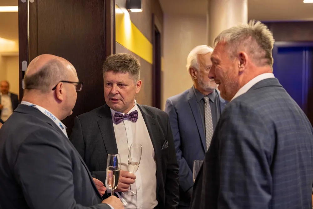Společensky oblečení muži diskutují se skleničkou sektu
