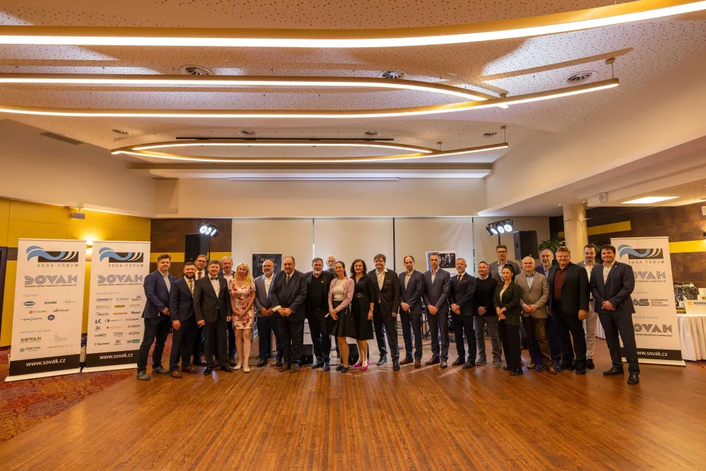 Společná fotografie lidí na společenském večeru