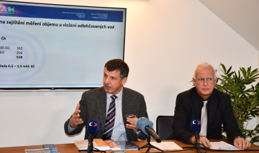Ing. Oldřich Vlasák, ředitel SOVAK ČR a Ing. Miloslav Vostrý, předseda představenstva SOVAK ČR na tiskové konferenci Posezení nad vodou.