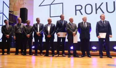 Zdroj archiv Nadace ABF: Ocenění Nové vodní linky pražské ÚČOV v přehlídce Stavba roku 2019 – Ing. Z. Burda (SMP CZ), Ing. T. Záruba (SMP CZ), Ing. P. Kuba (SWECO HYDROPROJEKT) Ing. J Freudl (SMP CZ), Ing. J. Bažata (SMP CZ), Ing. J. Potůček (HOPCHTIEF CZ), Ing. J. Rosický (PVS), Ing. K. Prajer (OI HMP), Ing. M. Doksanský (SMP CZ)